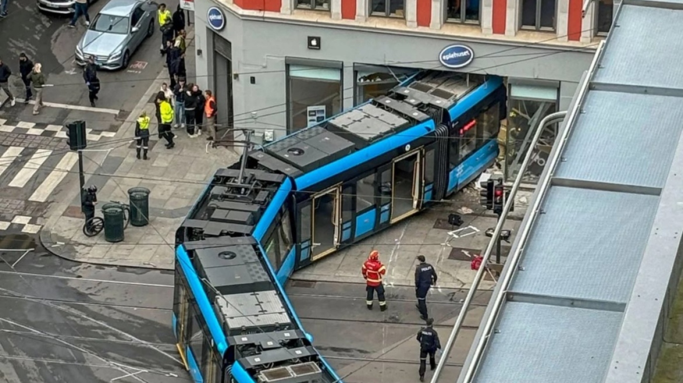 Τραμ έπεσε σε κατάστημα στο Όσλο - Τέσσερις τραυματίες - Δείτε εικόνες 