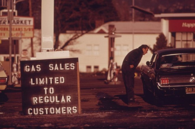 Η πετρελαϊκή κρίση του 1979 η οποία προκάλεσε σοκ στην παγκόσμια οικονομία. Η ανατροπή του Σάχη και η ομηρία των Αμερικανών που εκτόξευσε τον μαύρο χρυσό
