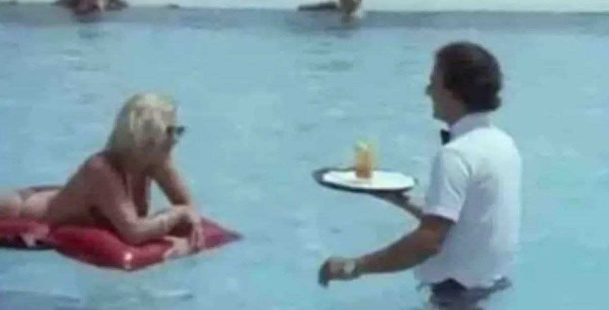 Viral σκηνή από ταινία του 1984 με τον Νίκο Παπαναστασίου μετά τον «κολυμβητή» σερβιτόρο στη Ρόδο