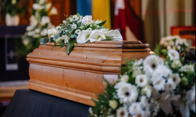 VIDEO: Σοβαρές καταγγελίες από ιδιοκτήτρια γραφείου κηδειών - «Παίρνουν και τους νεκρούς μας ομήρους»