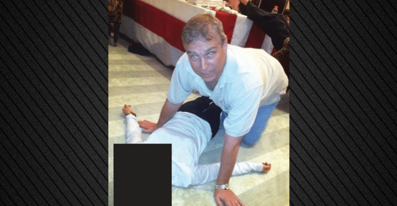 Νέα έγγραφα Έπσταϊν: Φωτογραφίες δείχνουν τον πρίγκιπα Άντριου πάνω από γυναίκα που είναι ξαπλωμένη στο πάτωμα