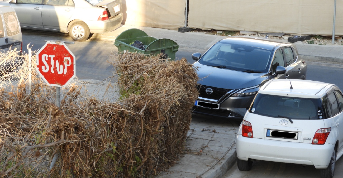 «Ομηρία» κατοίκων στην Κάτω Πάφο: Μετατράπηκαν σε τροχονόμοι λόγω αδράνειας του Δήμου - Δείτε φωτογραφίες