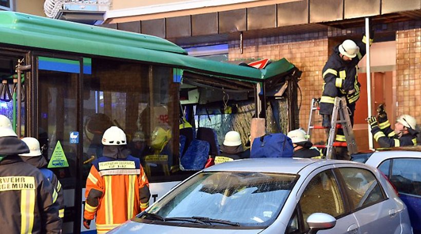 ΓΕΡΜΑΝΙΑ: Σχολικό λεωφορείο προσέκρουσε σε τοίχο σπιτιού -  20 τραυματίες