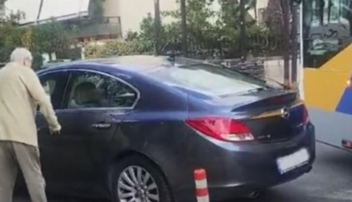 VIDEO: Και τι δεν έκανε ηλικιωμένος οδηγός... Πάρκαρε παράνομα, έκλεισε λεωφορείο και έγινε... viral