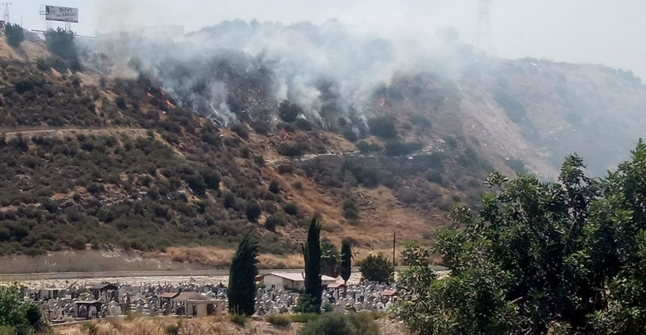 Πυρκαγιά στη Λεμεσό: Σε κινητοποίηση η Πυροσβεστική – Καίγονται ξηρά χόρτα, χαμηλή βλάστηση και σκουπίδια – Δείτε φωτογραφίες