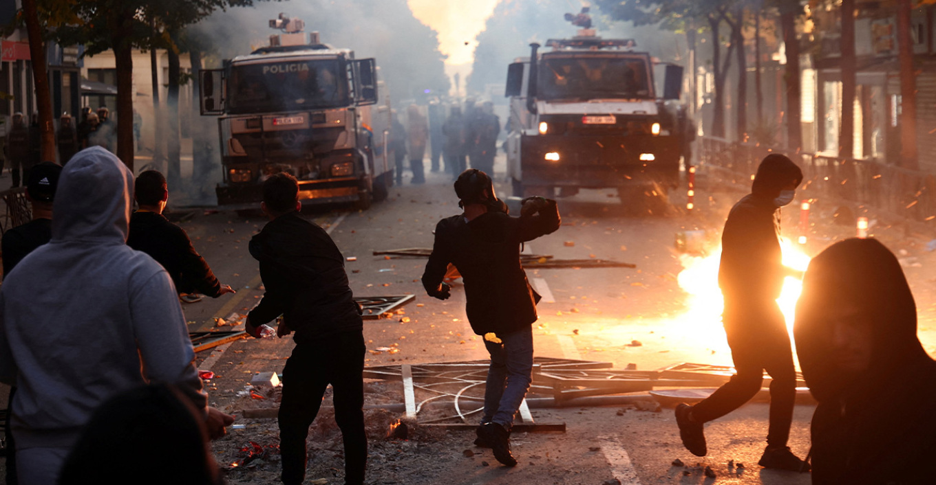 Χαμός στα Τίραντα: Νέες άγριες συγκρούσεις - Διαδηλωτές γκρέμισαν πόρτες υπουργείων