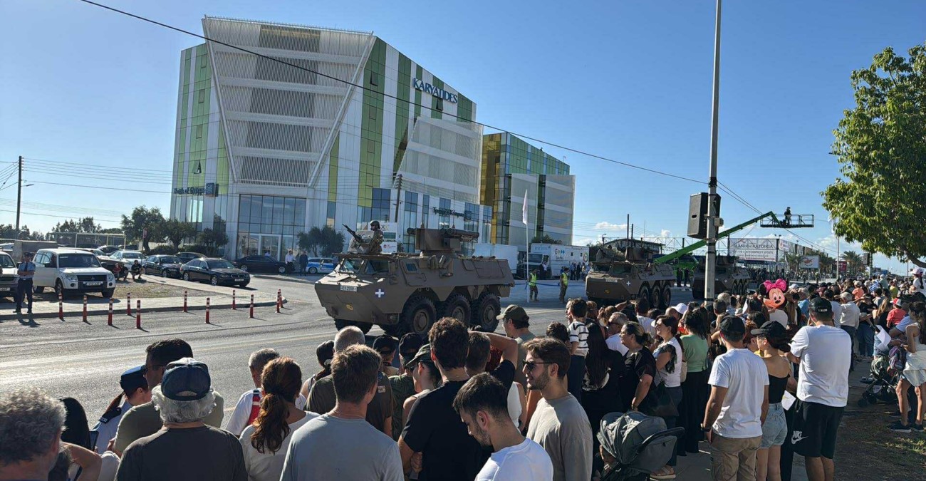 Στρατιωτική παρέλαση 1ης Οκτωβρίου: Έναρξη με 21 κανονιοβολισμούς - Συμμετοχή μηχανοκίνητων, πεζοπόρων τμημάτων και πτητικών μέσων - Δείτε βίντεο