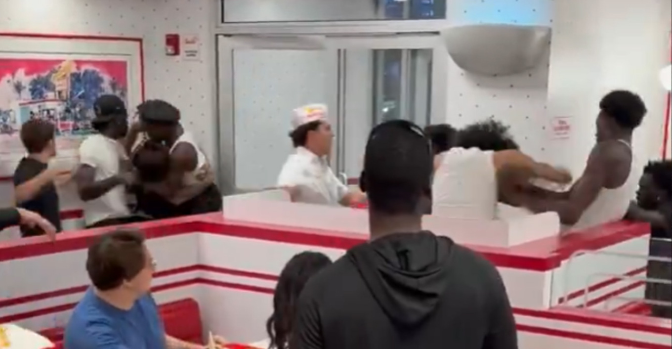 Άγριο ξύλο σε εστιατόριο fast food στην Αριζόνα, πελάτες τρέχουν πανικόβλητοι να σωθούν, δείτε βίντεο