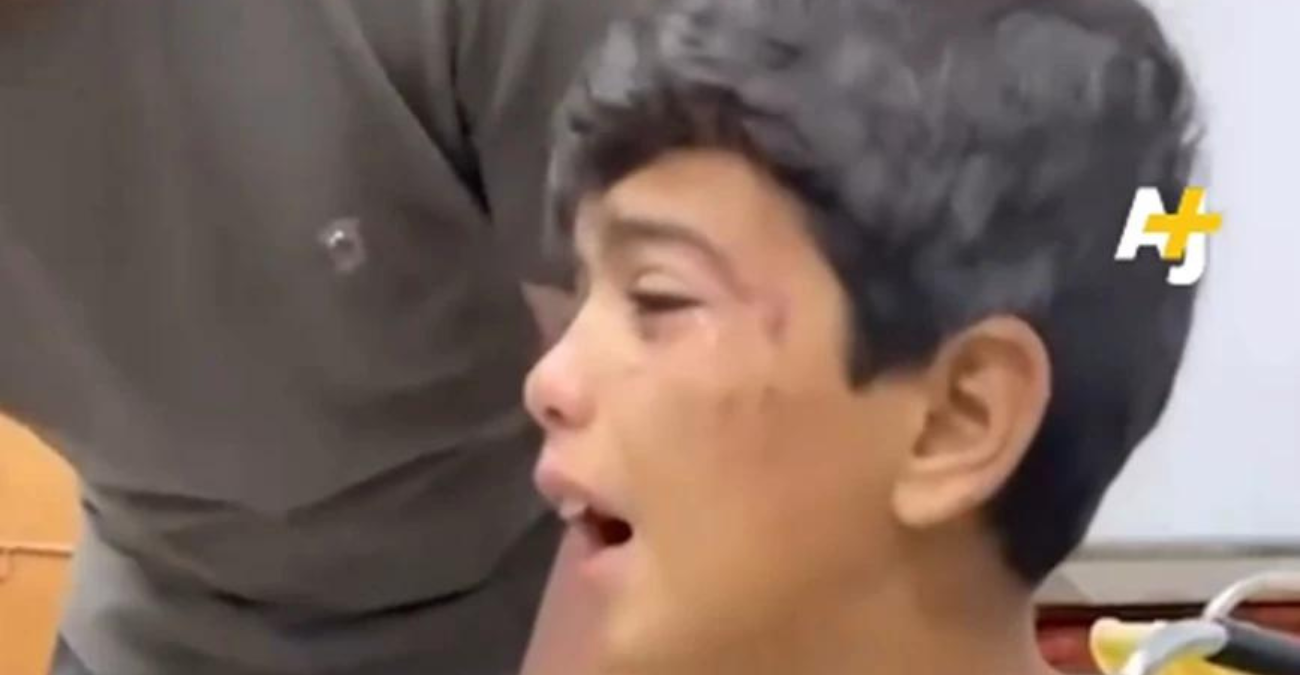 Ο σπαραγμός ενός 7χρονου παιδιού που έχασε τα δυο του αδέλφια μετά από ισραηλινή αεροπορική επιδρομή σε προσφυγικό καταυλισμό