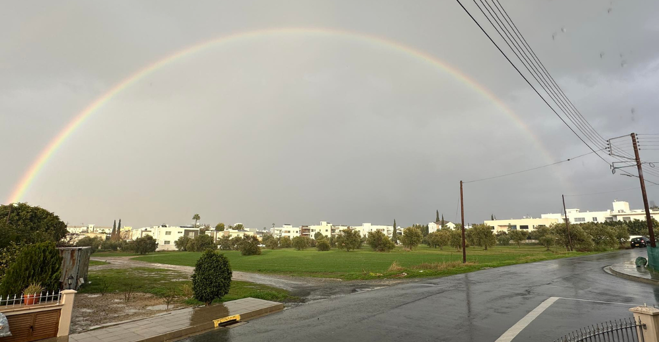 Μαγική στιγμή στη Λευκωσία: Διπλό ουράνιο τόξο εμφανίστηκε στην Αγλαντζιά - Δείτε φωτογραφίες και βίντεο