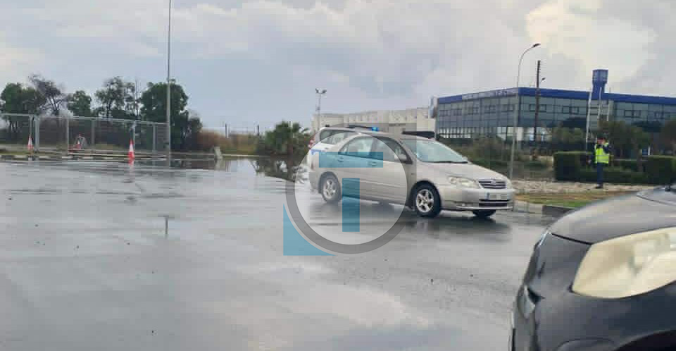 Έβρεξε... προβλήματα ξανά στη Λάρνακα - Έκλεισε λωρίδα κυκλοφορίας, στο σημείο Αστυνομία - Δείτε βίντεο και φωτογραφίες 