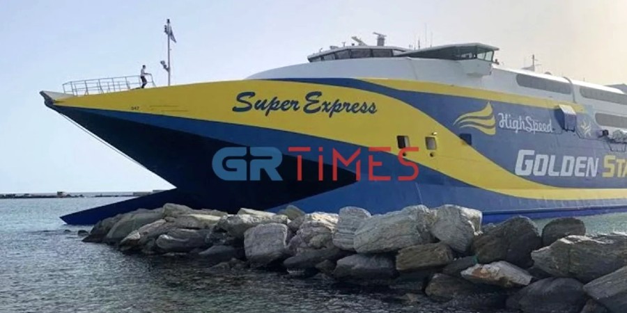 Ελλάδα: Πλοίο έπεσε στα βράχια του λιμανιού της Τήνου - Δείτε βίντεο