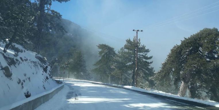 Χιονίζει στο Τρόοδος - Κλειστοί και επικίνδυνοι δρόμοι - Ενημερώνει η  Αστυνομία