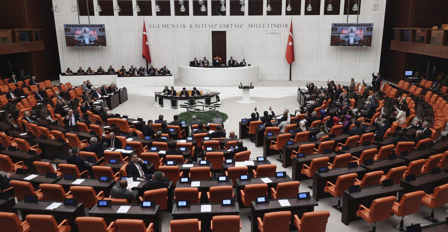 Βουλευτής στην Τουρκία έπαθε καρδιακή προσβολή και κατέρρευσε ενώ μιλούσε στην Εθνοσυνέλευση -Δείτε βίντεο