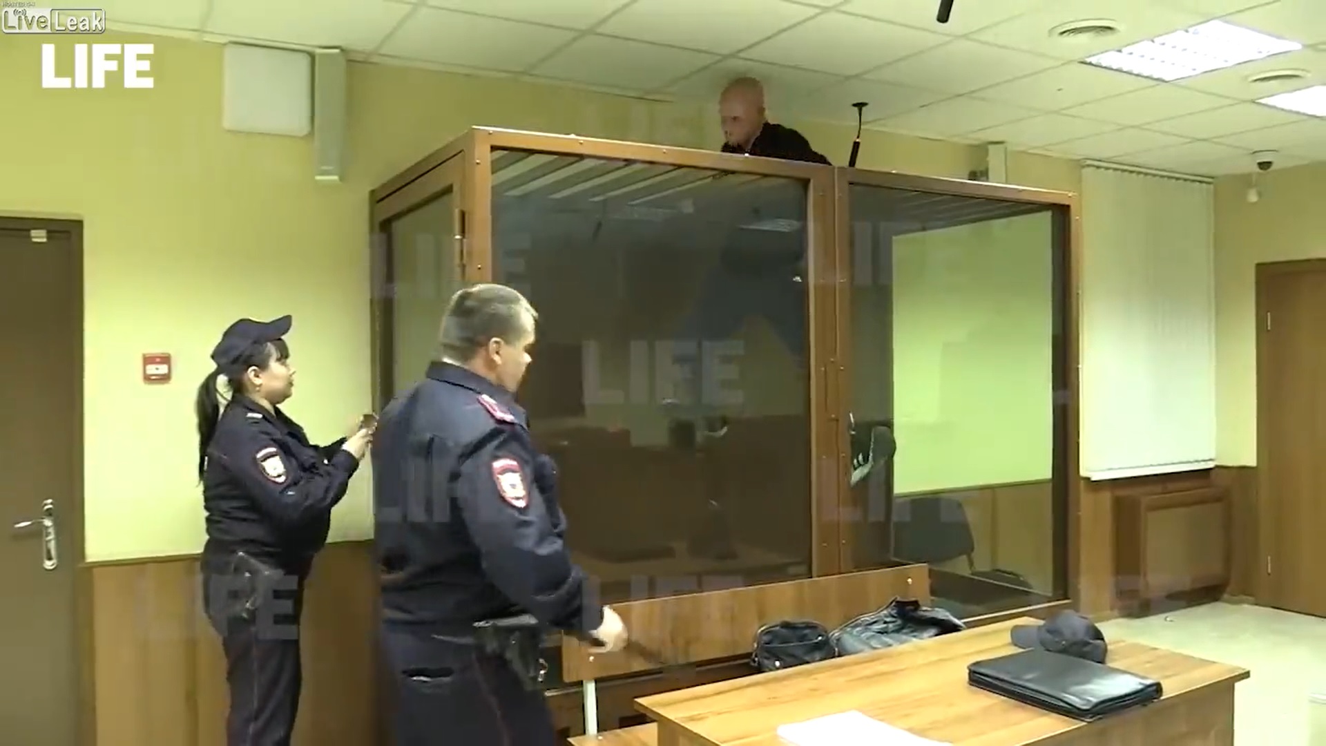 Ρωσία: 18χρονος πήγε να δραπετεύσει μέσα από τα χέρια της Αστυνομίας – VIDEO 