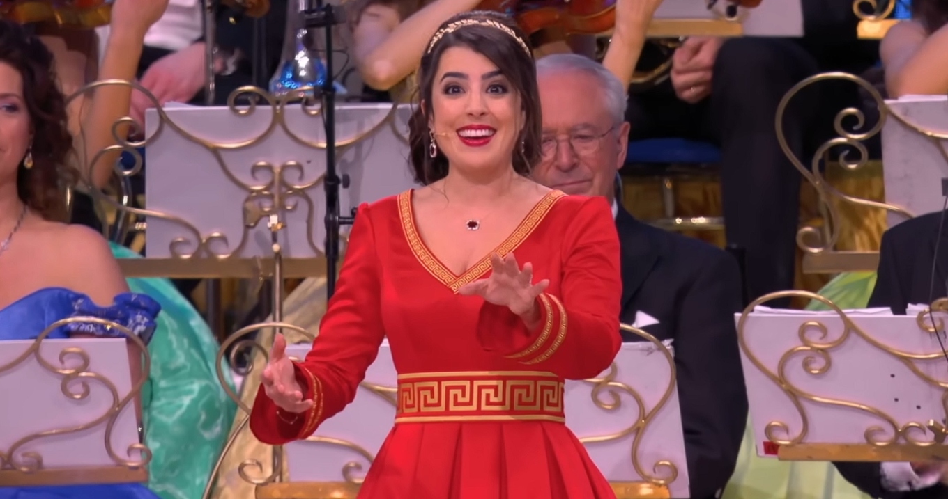 Ο διάσημος βιολιστής και διευθυντής της ορχήστρας Γιόχαν Στράους, Αντρέ Ριέ ανέβασε τα ελληνικά κάλαντα των Χριστουγέννων