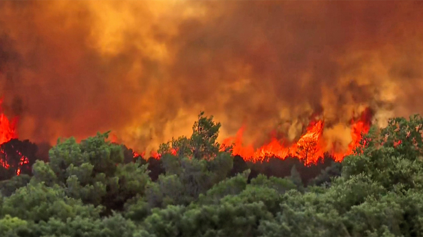 Ολονύχτια μάχη με τις φλόγες στην Ελλάδα - Προμηνύεται δύσκολο ξημέρωμα