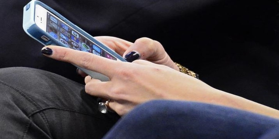 ΕΡΕΥΝΑ: Ένας στους τέσσερις νέους έχει σχεδόν εθισμό με το κινητό τηλέφωνο του