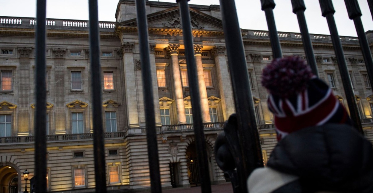 Δεν είναι μαγεία, είναι A.I.: Έξαλλοι τουρίστες με την ανύπαρκτη χριστουγεννιάτικη αγορά στο παλάτι του Μπάκιγχαμ