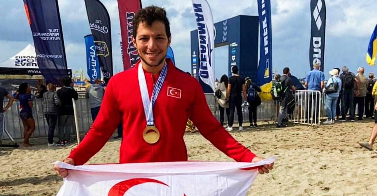 Τουρκοκύπριος κολυμβητής κυμάτισε σημαία του ψευδοκράτους στην Ελλάδα - Τα συγχαρητήρια από Τατάρ