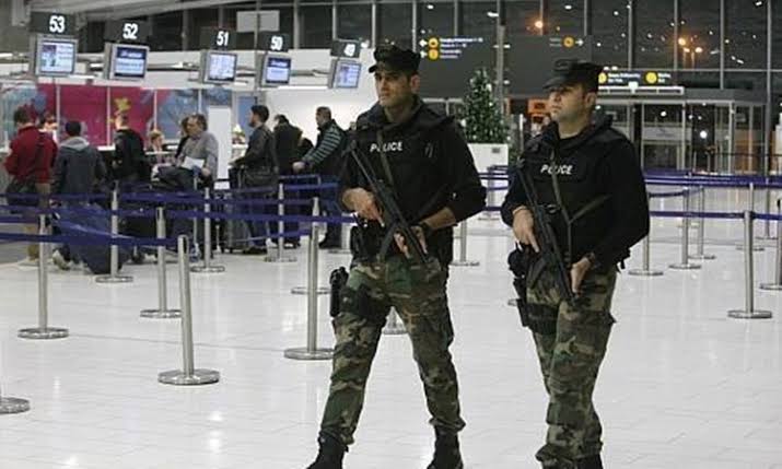 Του πέρασαν χειροπέδες με το που έφτασε Κύπρο – Τον αναζητούσαν με Ευρωπαϊκό Ένταλμα από το 2010 