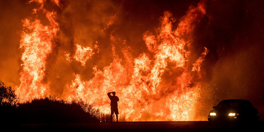 ΗΠΑ: Εκατοντάδες χιλιάδες άνθρωποι εγκατέλειψαν τα σπίτια τους στην Καλιφόρνια – Σκληρή μάχη με τις φλόγες