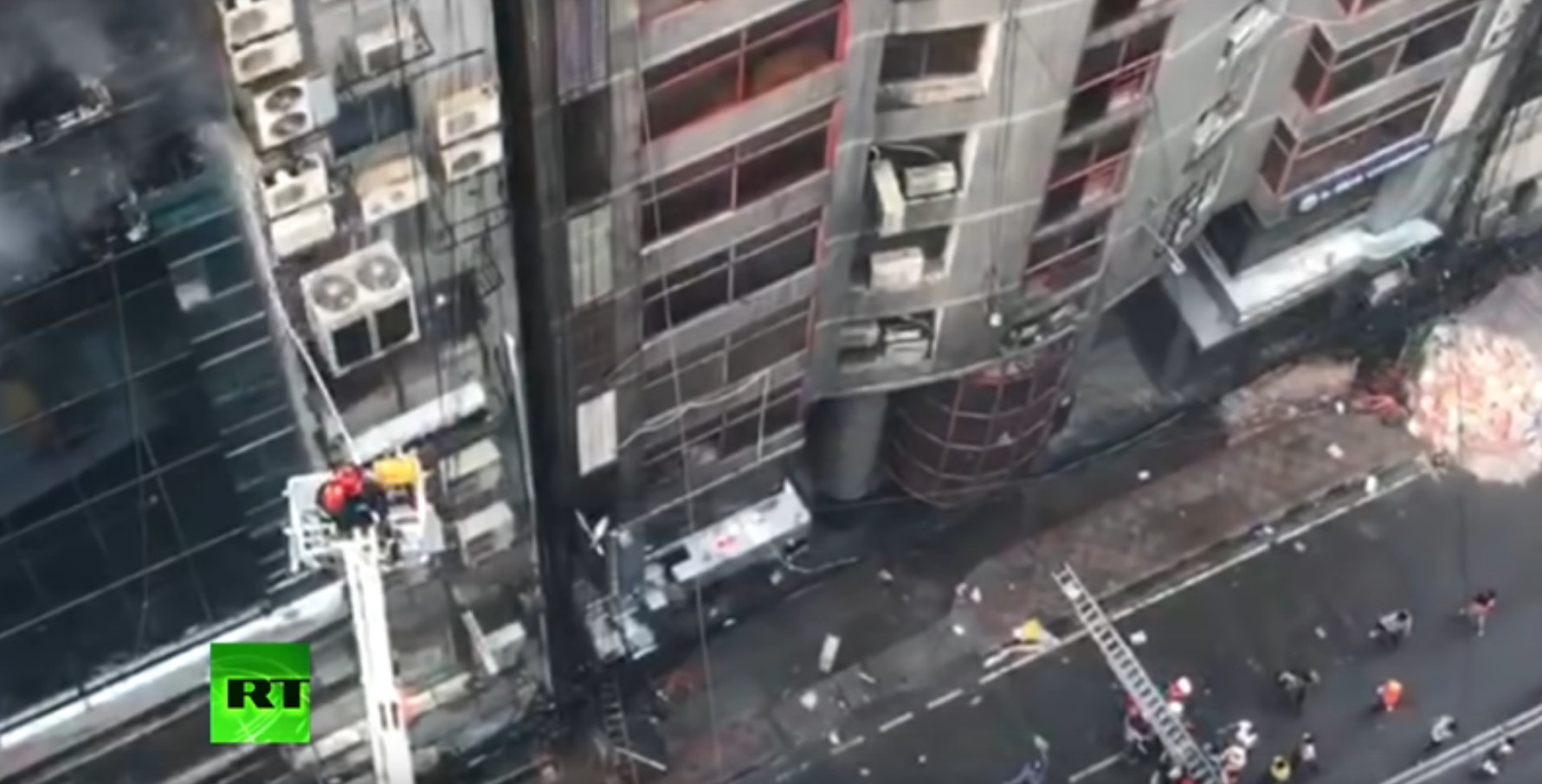 Άνθρωποι πηδούν από το φλεγόμενο κτήριο- VIDEO- ΠΡΟΣΟΧΗ ΣΚΛΗΡΕΣ ΕΙΚΟΝΕΣ
