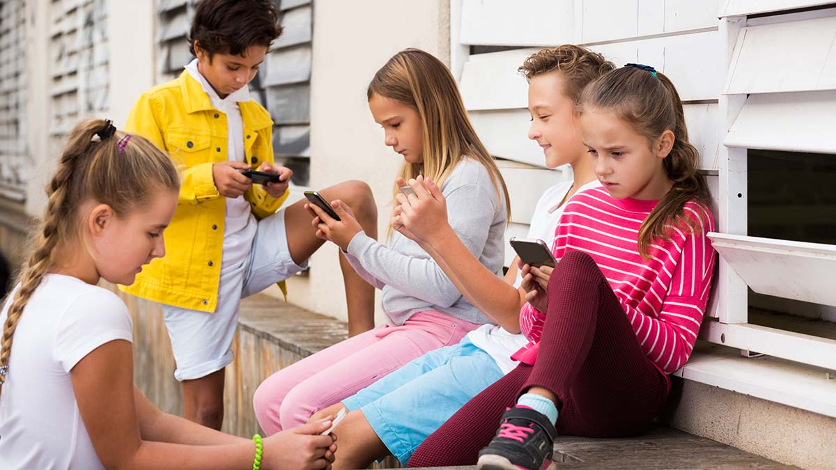 Ποια είναι η κατάλληλη ηλικία να πάρετε κινητό στο παιδί – Πώς θέτουμε όρια στη χρήση του