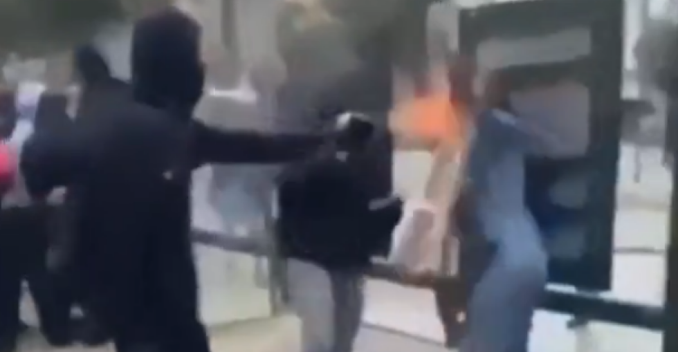 Σάλος από επίθεση 15χρονου με αυτοσχέδιο φλογοβόλο σε γυναίκα στη Μασσαλία, το θύμα υπέστη εγκαύματα πρώτου βαθμού, δείτε βίντεο