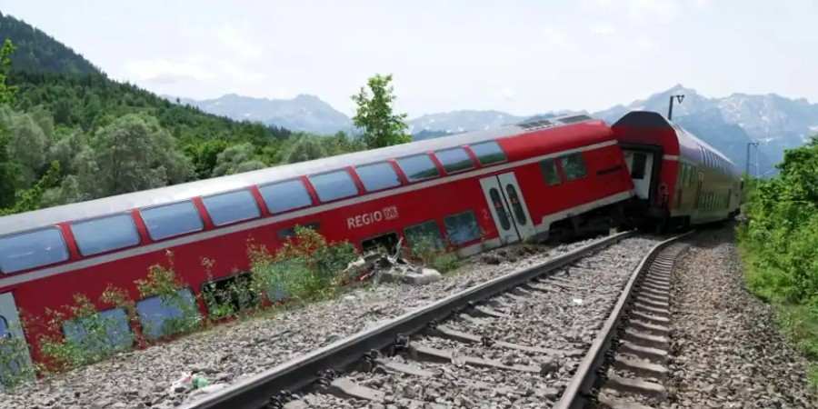 Εκτροχιασμός τρένου στη Βαυαρία - Τουλάχιστον τρεις νεκροί, πολλοί τραυματίες