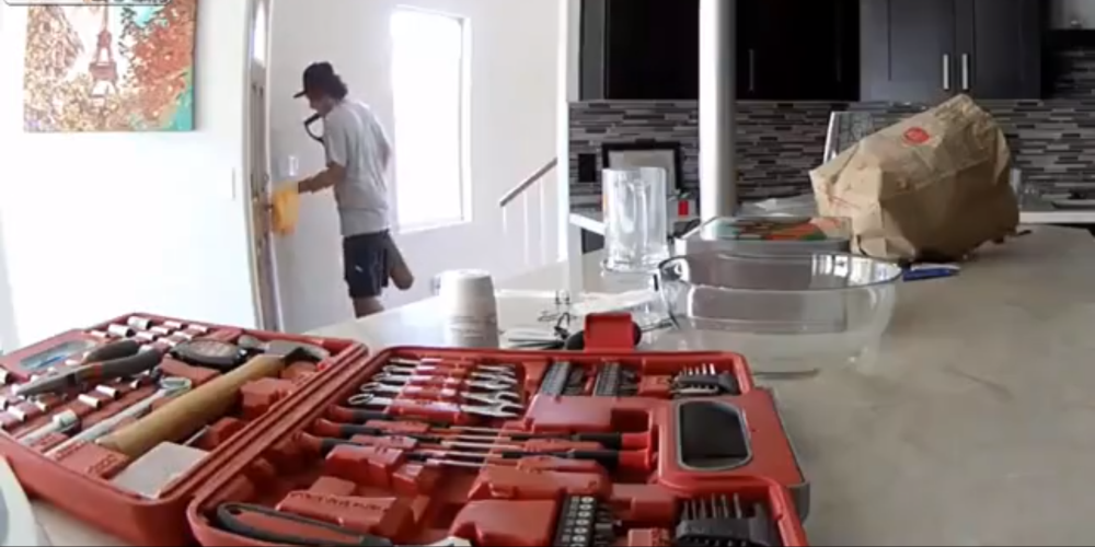 «Έγδυσε» το σπίτι και καθάρισε τα αποτυπώματά του – Ξέχασε όμως το πιο σημαντικό – VIDEO