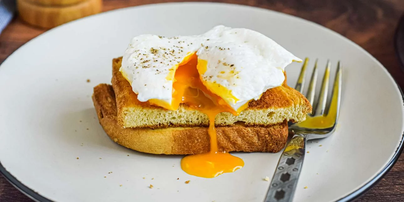 Πώς θα φτιάξετε τέλειο αυγό ποσέ με τη βοήθεια μιας κατσαρόλας -Το viral βίντεο στο TikTok