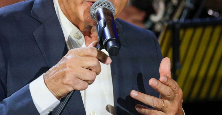 Κύπριος τραγουδιστής εξομολογείται: «Χωρίς τη γυναίκα μου θα ήμουν σχεδόν ένα τίποτα, ήμουν ένα χαμίνι του δρόμου»