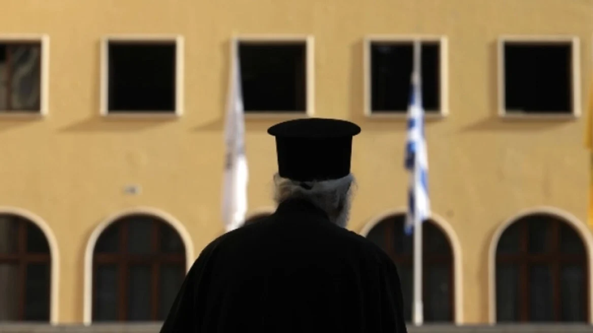 Στο αυτόφωρο ιερέας στα Γρεβενά  που συνελήφθη μετά από καταγγελία πρώην συντρόφου του για revenge porn