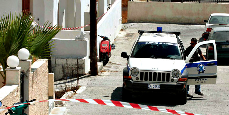Σαντορίνη: 20χρονος Αλβανός σκότωσε τον ξενοδόχο στο ξύλο - Έλουσε το πτώμα με βότκα και του έβαλε φωτιά