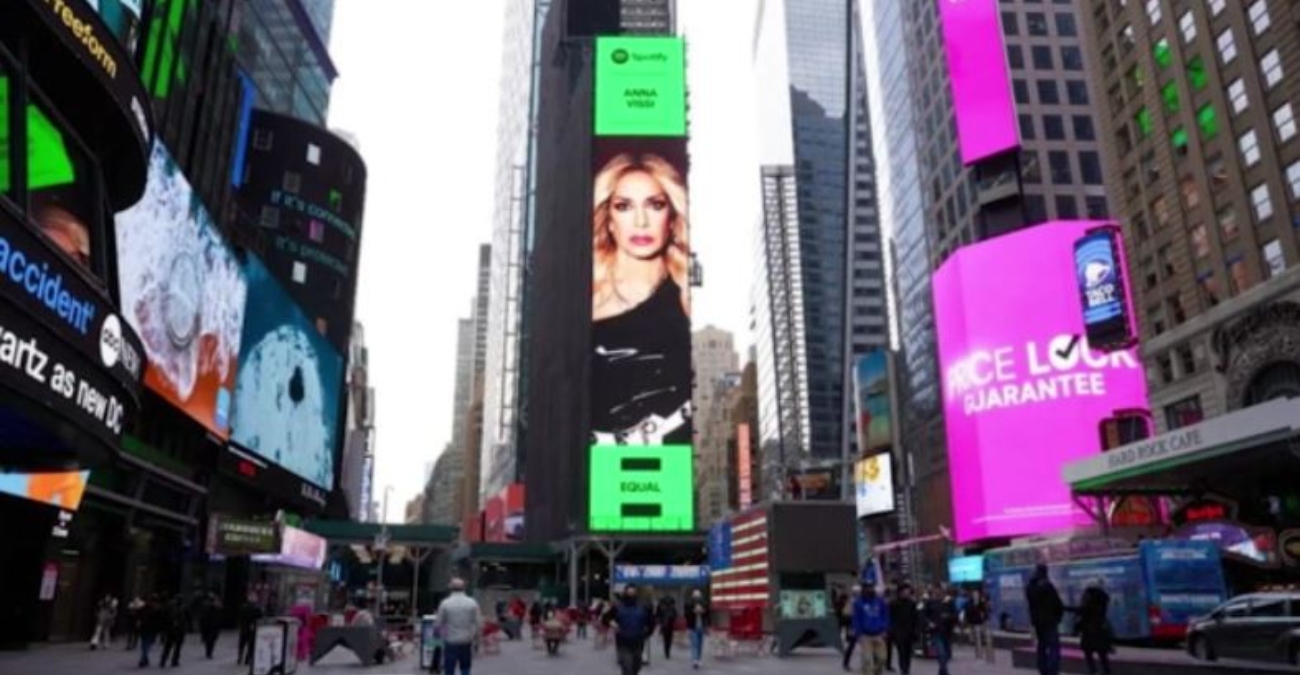 Η Άννα Βίσση «φιγουράρει» στις γιγαντοοθόνες της Times Square στη Νέα Υόρκη
