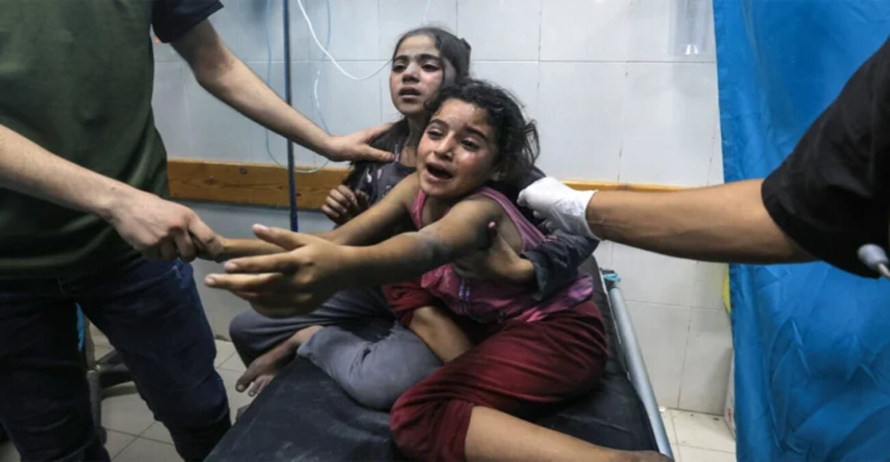 Σοκάρουν οι περιγραφές των γιατρών μετά τον βομβαρδισμό του νοσοκομείου στη Γάζα - «Τα πληρώματα των ασθενοφόρων απομακρύνουν ανθρώπινα μέλη»