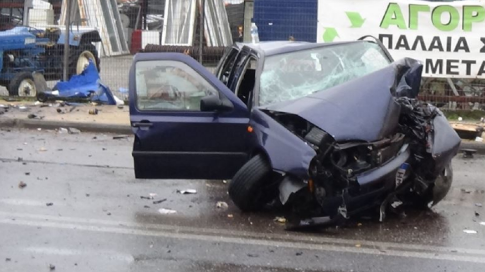 Αυτοκίνητο στην Ελλάδα «καρφώθηκε» σε κολόνα και έγινε... λαμαρίνες - ΒΙΝΤΕΟ 