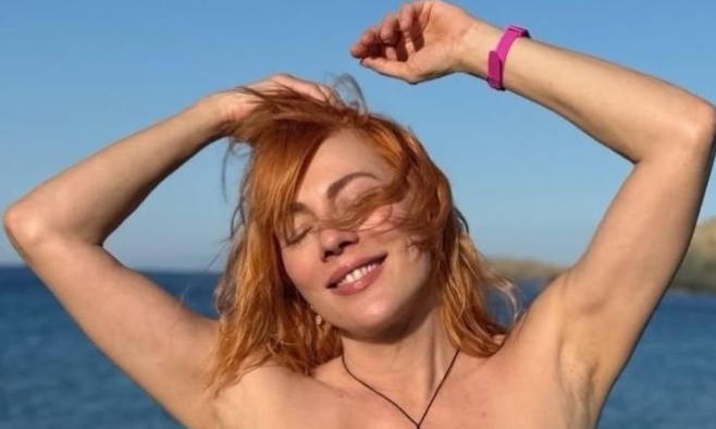 Η Σμαράγδα Καρύδη μάς δείχνει πώς είναι το αυθεντικό, «ξυπόλητο» καλοκαίρι