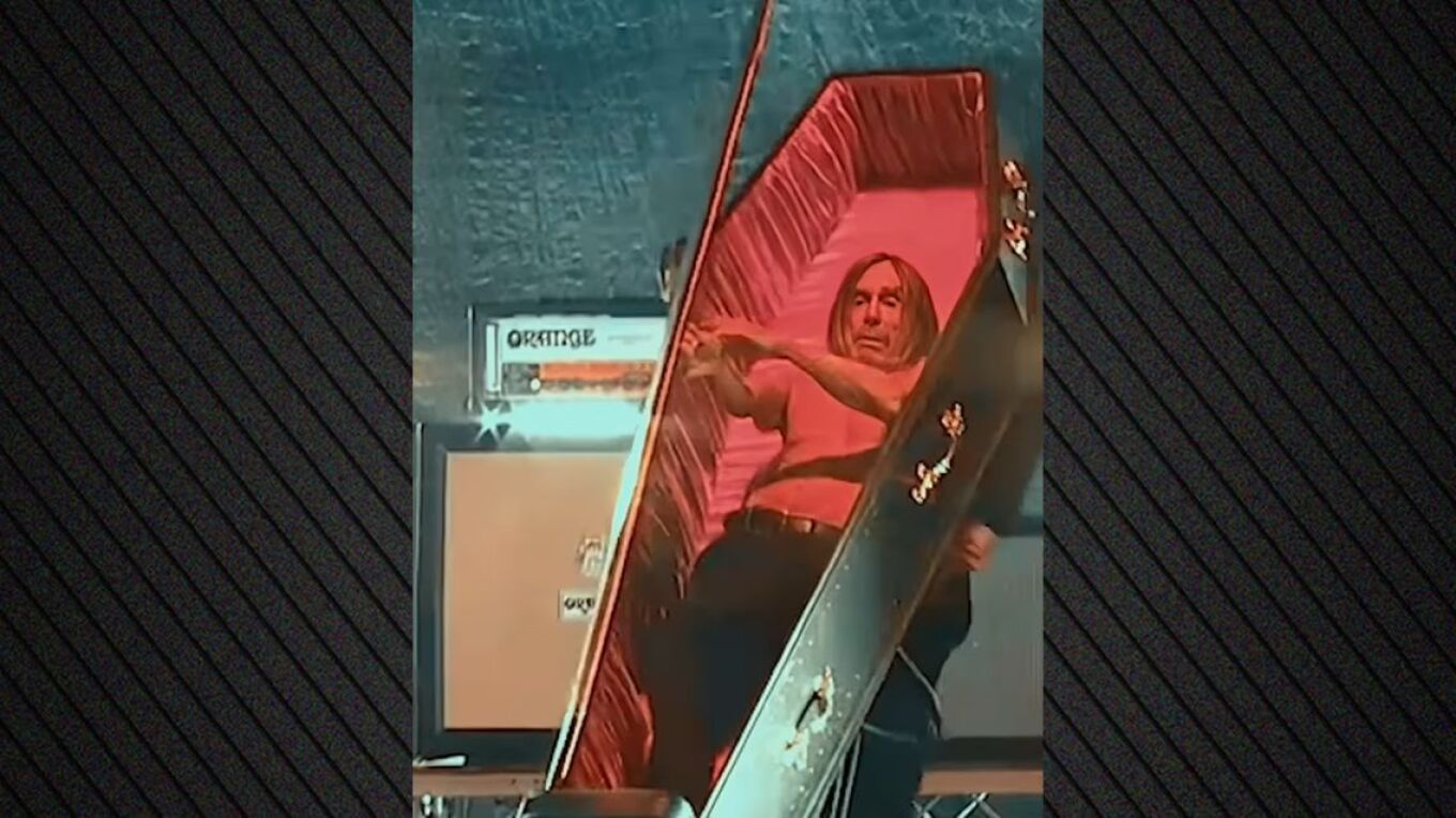 Ο Iggy Pop αποχώρησε από τη σκηνή σε συναυλία του... μέσα σε φέρετρο - Δείτε βίντεο