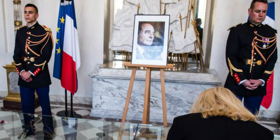 Λαϊκό προσκύνημα για τον Ζακ Σιράκ στο Παρίσι