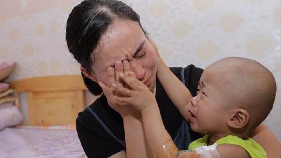 «Μαμά μην κλαις», λέει 3χρονος με καρκίνο επειδή οι γονείς του δεν έχουν λεφτά για τη θεραπεία του