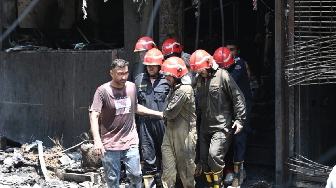 Τραγωδία στο Νέο Δελχί μετά από φωτιά σε ξενοδοχείο: Τουλάχιστον 21 νεκροί, πηδούσαν από ορόφους για να σωθούν - Δείτε βίντεο