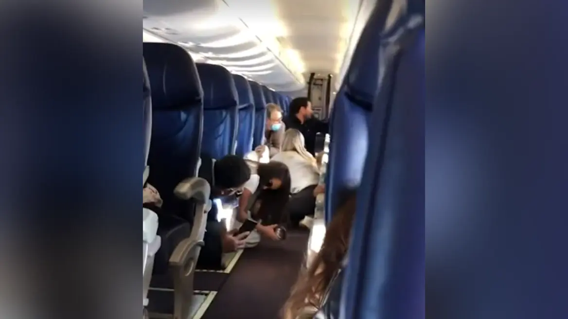 Χάος σε αεροπλάνο που δέχθηκε πυρά μετά την «κινηματογραφική» σύλληψη του γιου του «Ελ Τσάπο» - Δείτε βίντεο