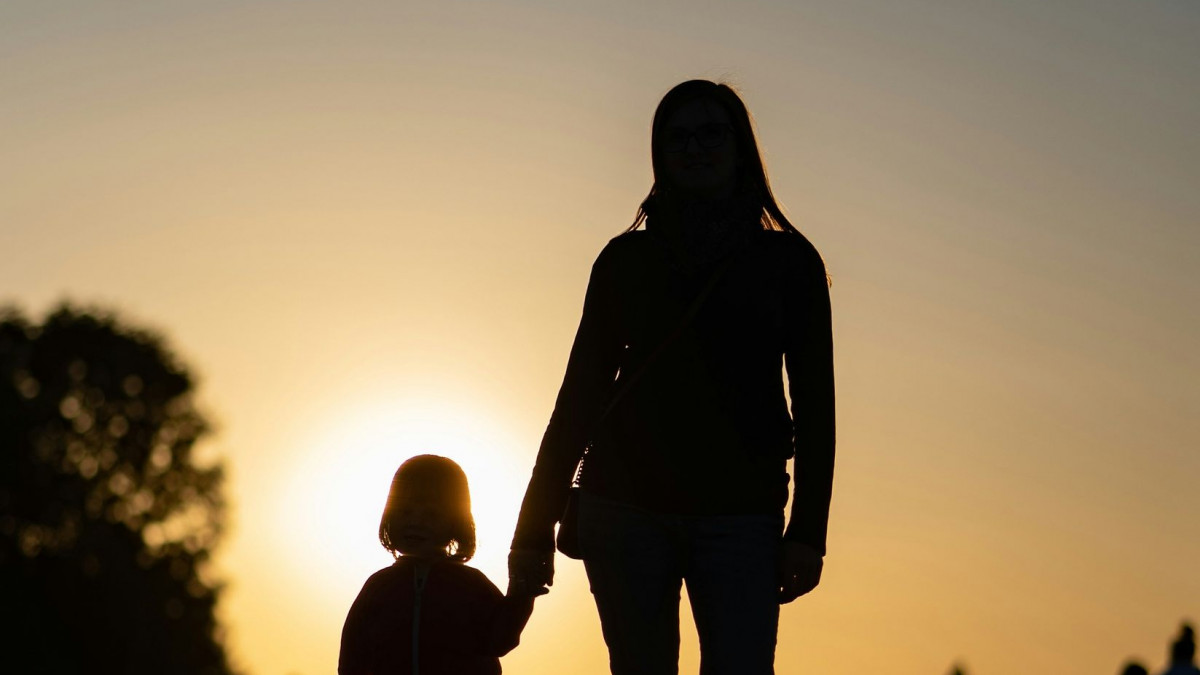 Βίντεο που «ραγίζει» καρδιές: 27χρονη μάνα θα μείνει στο δρόμο με τα δύο της παιδιά - Παλεύει να βρει στέγη και βοήθεια