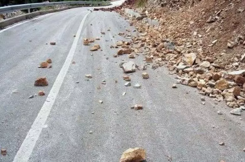 Περιορισμένη ορατότητα στον δρόμο Πλατρών-Τροοδίτισσας - Σημειώθηκε κατολίσθηση πετρών και όγκων χώματος 