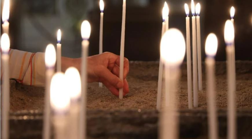 Πρωτοπορεί η ελληνική εκκλησία - Θέλετε να ανάψετε κεράκι; Πληρώστε με κάρτα - Δείτε βίντεο