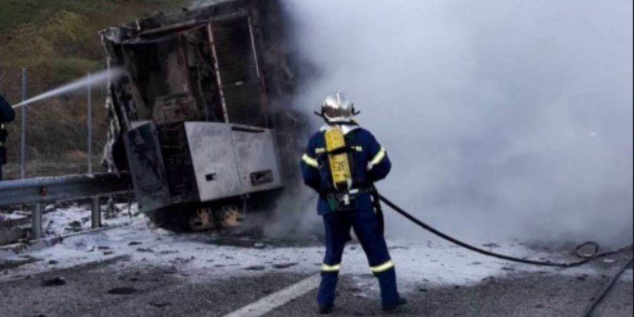 ΣΥΜΒΑΙΝΕΙ ΤΩΡΑ: Φορτηγό τυλίχθηκε στις φλόγες στον αυτοκινητόδρομο – Μαύροι καπνοί σκέπασαν την περιοχή 