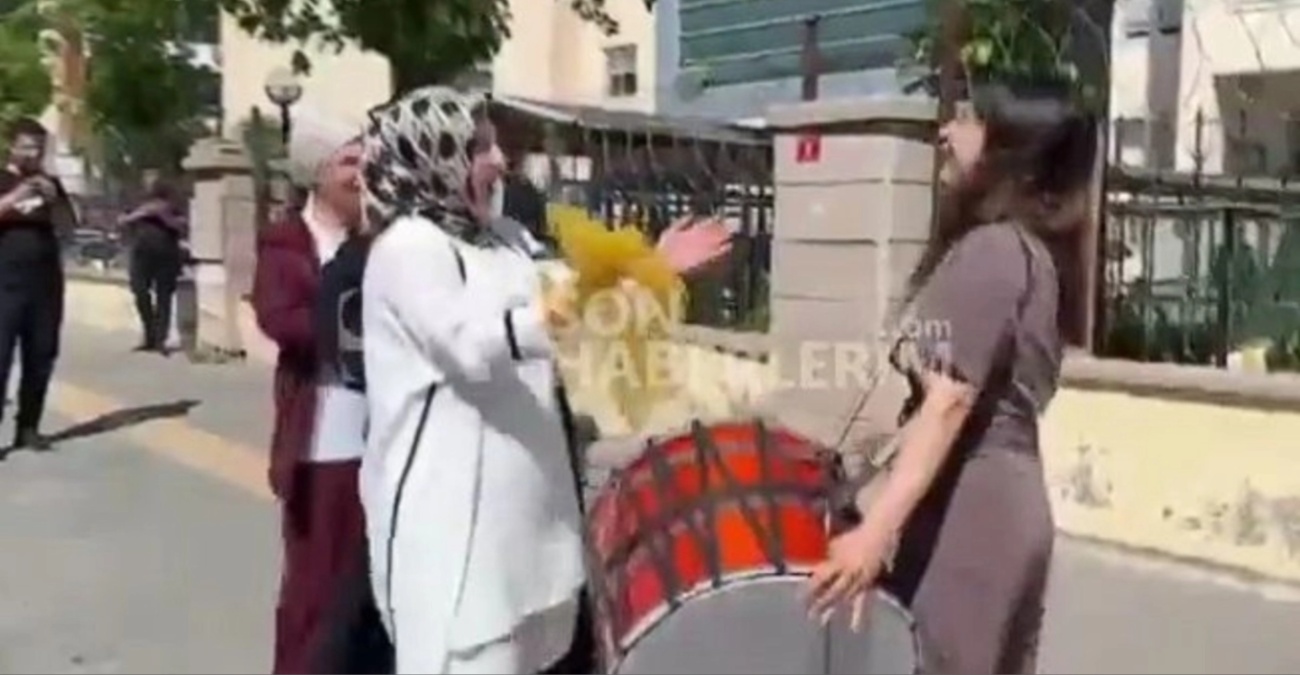 Τουρκάλα γλέντησε με νταούλια και χορούς το διαζύγιο μετά από 24 χρόνια γάμου – Έξω από τα δικαστήρια
