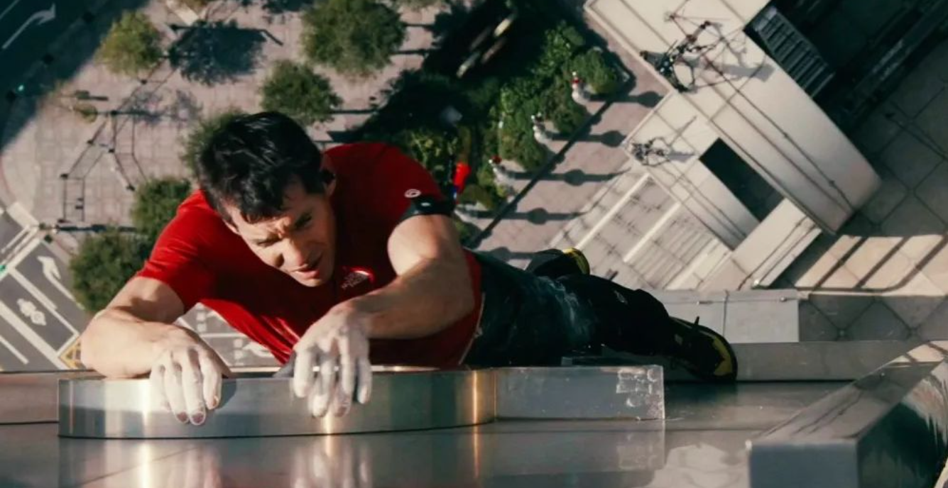 Βίντεο που κόβει την ανάσα: Διάσημος αναρριχητής ανέβηκε στην κορυφή ουρανοξύστη χωρίς σχοινιά και σε ζωντανή μετάδοση